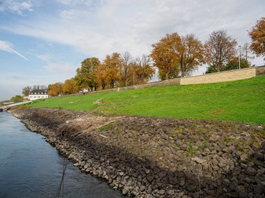 Almanya 'nın Ren Nehri kıyısında Düsseldorf şehri.