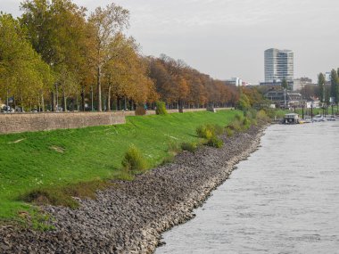 Almanya 'nın Ren Nehri kıyısında Düsseldorf şehri.