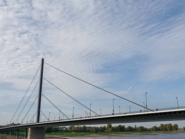 Almanya 'nın Ren Nehri kıyısında Düsseldorf şehri.