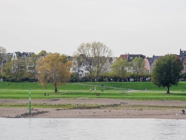 Almanya 'nın Ren Nehri kıyısında Düsseldorf şehri.