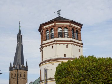 Almanya 'nın Ren Nehri kıyısında Düsseldorf şehri.