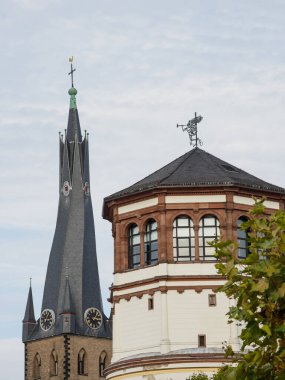 Almanya 'nın Ren Nehri kıyısında Düsseldorf şehri.