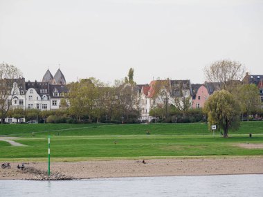 Almanya 'nın Ren Nehri kıyısında Düsseldorf şehri.