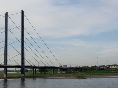 Almanya 'nın Ren Nehri kıyısında Düsseldorf şehri.