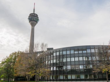 Almanya 'nın Ren Nehri kıyısında Düsseldorf şehri.