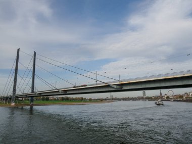 Almanya 'nın Ren Nehri kıyısında Düsseldorf şehri.