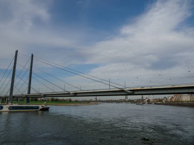 Almanya 'nın Ren Nehri kıyısında Düsseldorf şehri.