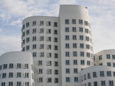 Almanya 'nın Ren Nehri kıyısında Düsseldorf şehri.