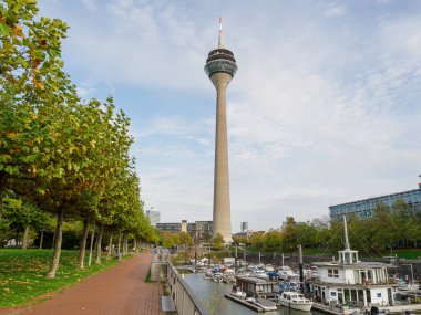 Almanya 'nın Ren Nehri kıyısında Düsseldorf şehri.