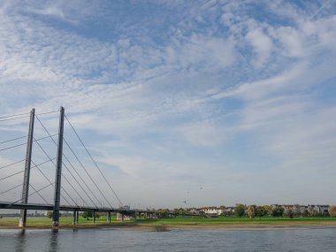 Almanya 'nın Ren Nehri kıyısında Düsseldorf şehri.