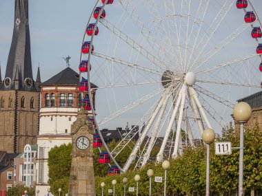 Almanya 'nın Ren Nehri kıyısında Düsseldorf şehri.