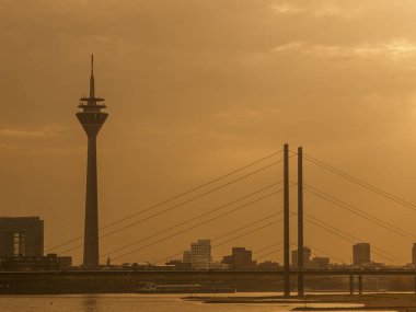 Almanya 'nın Ren Nehri kıyısında Düsseldorf şehri.