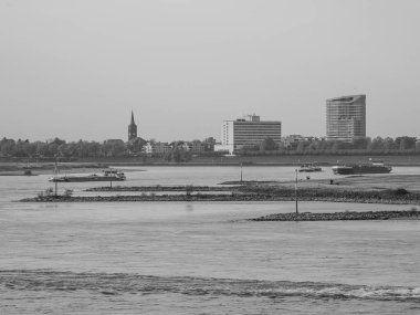 Almanya 'nın Ren Nehri kıyısında Düsseldorf şehri.