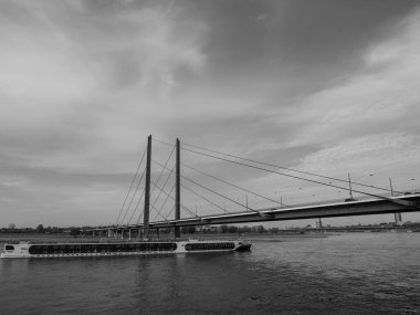Almanya 'nın Ren Nehri kıyısında Düsseldorf şehri.