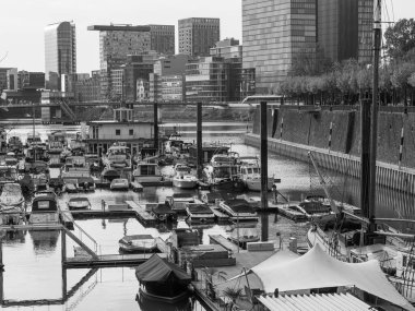 Almanya 'nın Ren Nehri kıyısında Düsseldorf şehri.