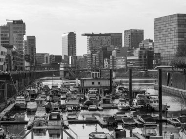 Almanya 'nın Ren Nehri kıyısında Düsseldorf şehri.