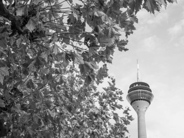 Almanya 'nın Ren Nehri kıyısında Düsseldorf şehri.