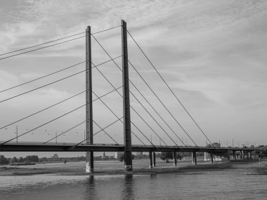 Almanya 'nın Ren Nehri kıyısında Düsseldorf şehri.