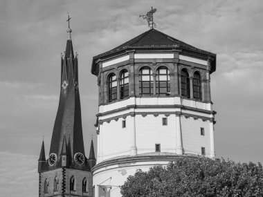 Almanya 'nın Ren Nehri kıyısında Düsseldorf şehri.