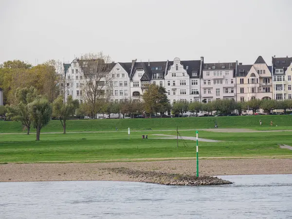 Almanya 'nın Ren Nehri kıyısında Düsseldorf şehri.