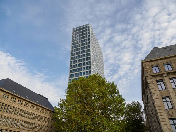 Almanya 'nın Ren Nehri kıyısında Düsseldorf şehri.