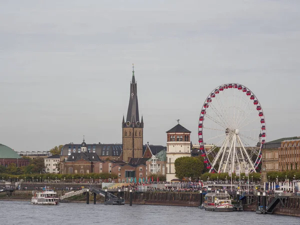 Almanya 'nın Ren Nehri kıyısında Düsseldorf şehri.