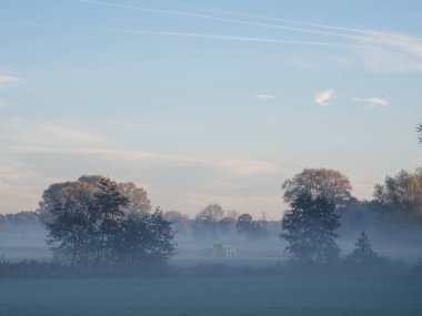 Alman Westphalia nehrinde sonbahar zamanı.