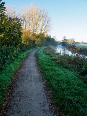Alman Westphalia nehrinde sonbahar zamanı.