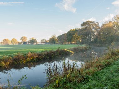 Alman Westphalia nehrinde sonbahar zamanı.