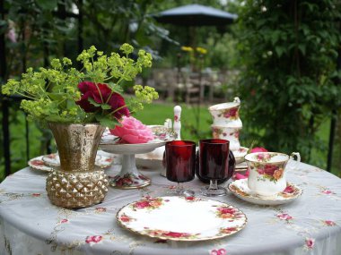 Bir yaz bahçesinde çiçekler