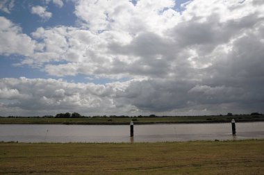 Weener 'ın yanındaki nehirde.