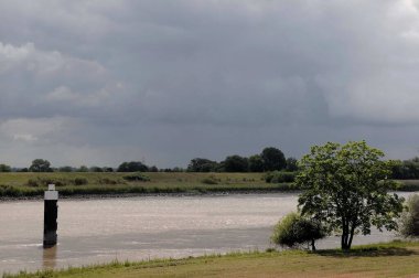 Weener 'ın yanındaki nehirde.