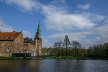 Urk şehri ve Hollanda 'da bahar zamanı birçok lale.