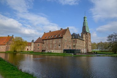 Urk şehri ve Hollanda 'da bahar zamanı birçok lale.