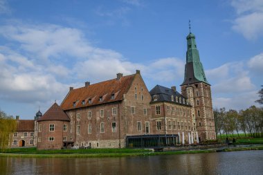 Urk şehri ve Hollanda 'da bahar zamanı birçok lale.