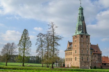 Urk şehri ve Hollanda 'da bahar zamanı birçok lale.