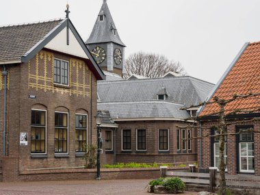 Urk şehri ve Hollanda 'da bahar zamanı birçok lale.