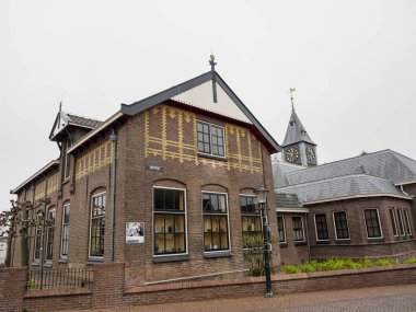 Urk şehri ve Hollanda 'da bahar zamanı birçok lale.