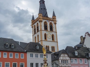 Almanya 'daki Moselle nehrinin Trier kenti.