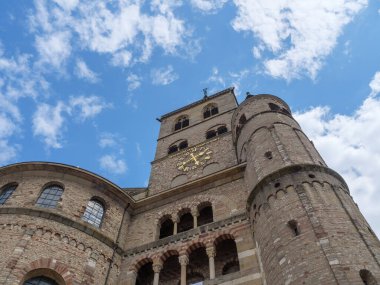 Almanya 'daki Moselle nehrinin Trier kenti.