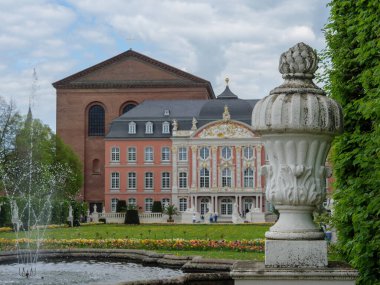 Almanya 'daki Moselle nehrinin Trier kenti.