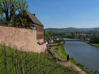 Saarburg 'da küçük bir şehir, Almanya' da saar nehrinde.