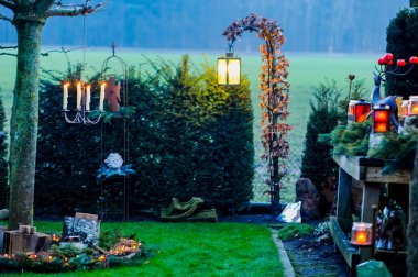 Bahçedeki mumlar.