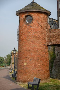 Ren Nehri kıyısındaki Rees şehri.