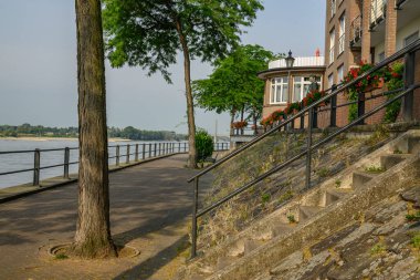 Ren Nehri kıyısındaki Rees şehri.