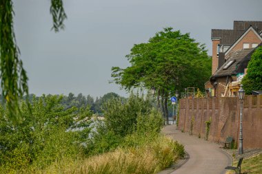 Ren Nehri kıyısındaki Rees şehri.