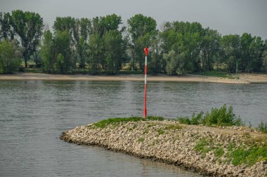 Ren Nehri kıyısındaki Rees şehri.