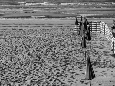 Belçika 'da De Haan plajında gün batımı