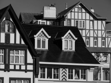 Belçika 'da De Haan plajında gün batımı