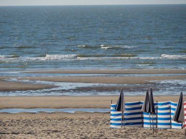 Belçika 'da De Haan plajında gün batımı